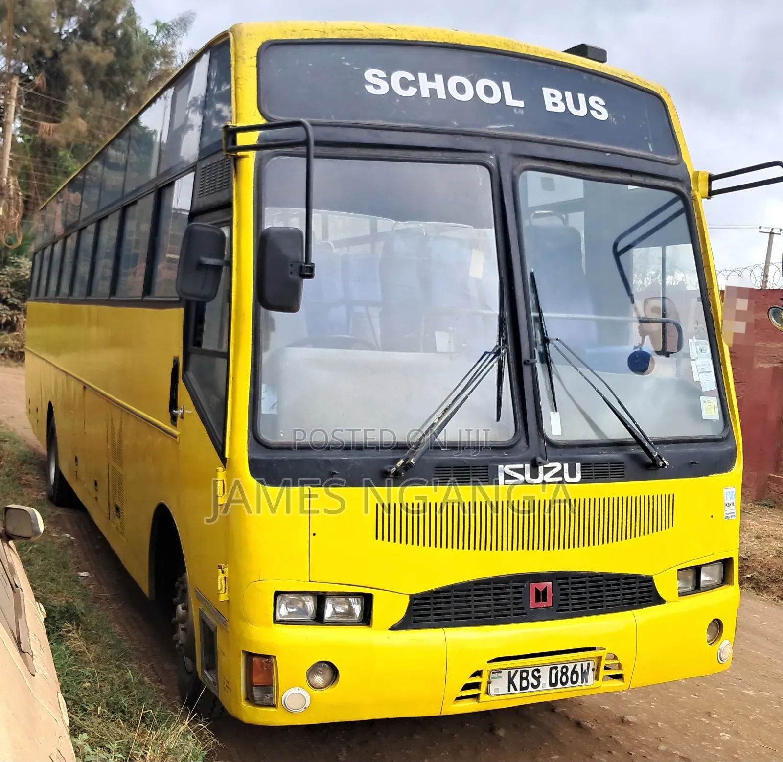 Isuzu Executive Bus 2011 Yellow