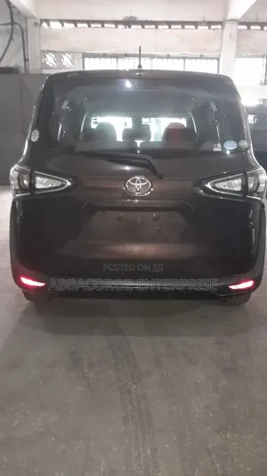 Toyota Sienta 2018 Brown