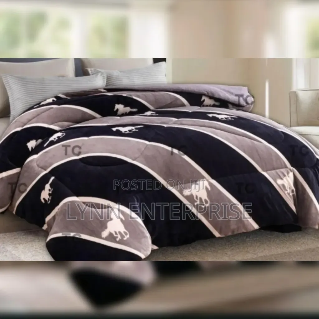 Single Woolen Duvet* Note *No Pillowcases* *No Bedsheets* 5*6