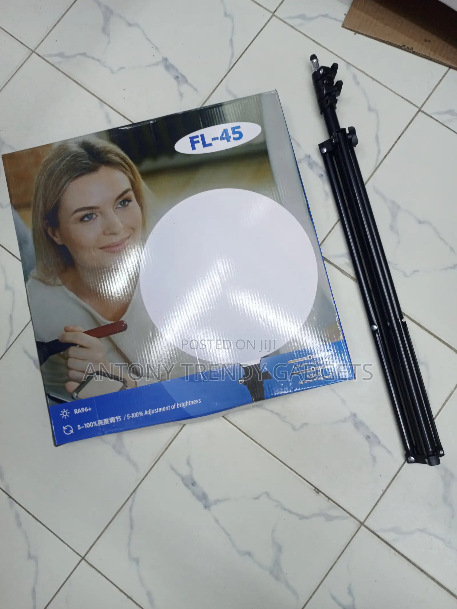 Professional LED Video Light 5-100% Brightness With Foldable Tripod