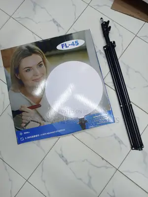 Professional LED Video Light 5-100% Brightness With Foldable Tripod