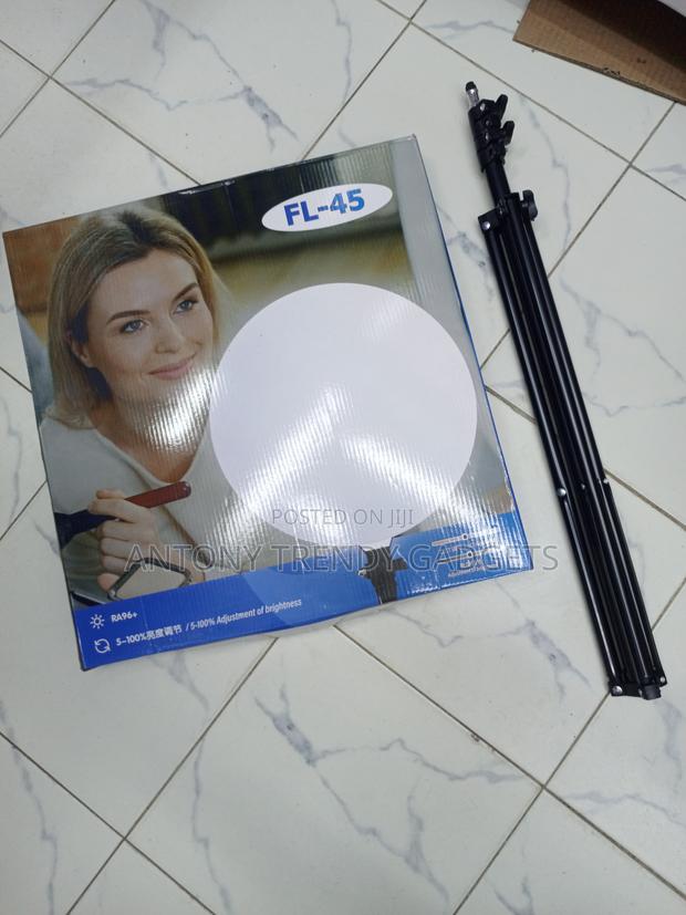 Professional LED Video Light 5-100% Brightness With Foldable Tripod