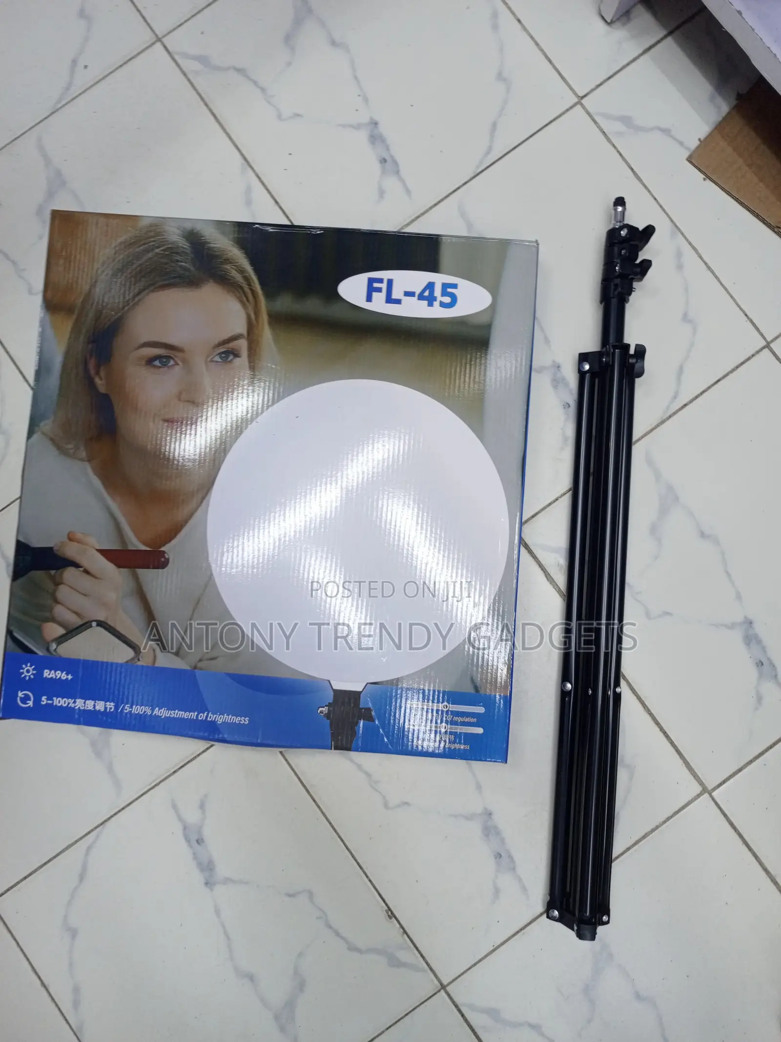 Professional LED Video Light 5-100% Brightness With Foldable Tripod