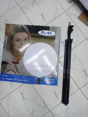 Professional LED Video Light 5-100% Brightness With Foldable Tripod