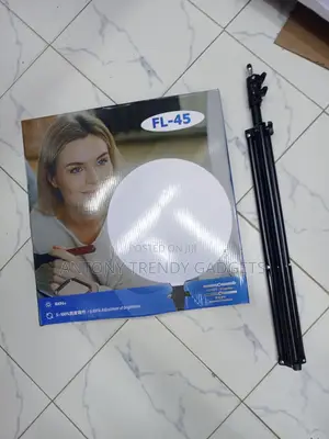Professional LED Video Light 5-100% Brightness With Foldable Tripod