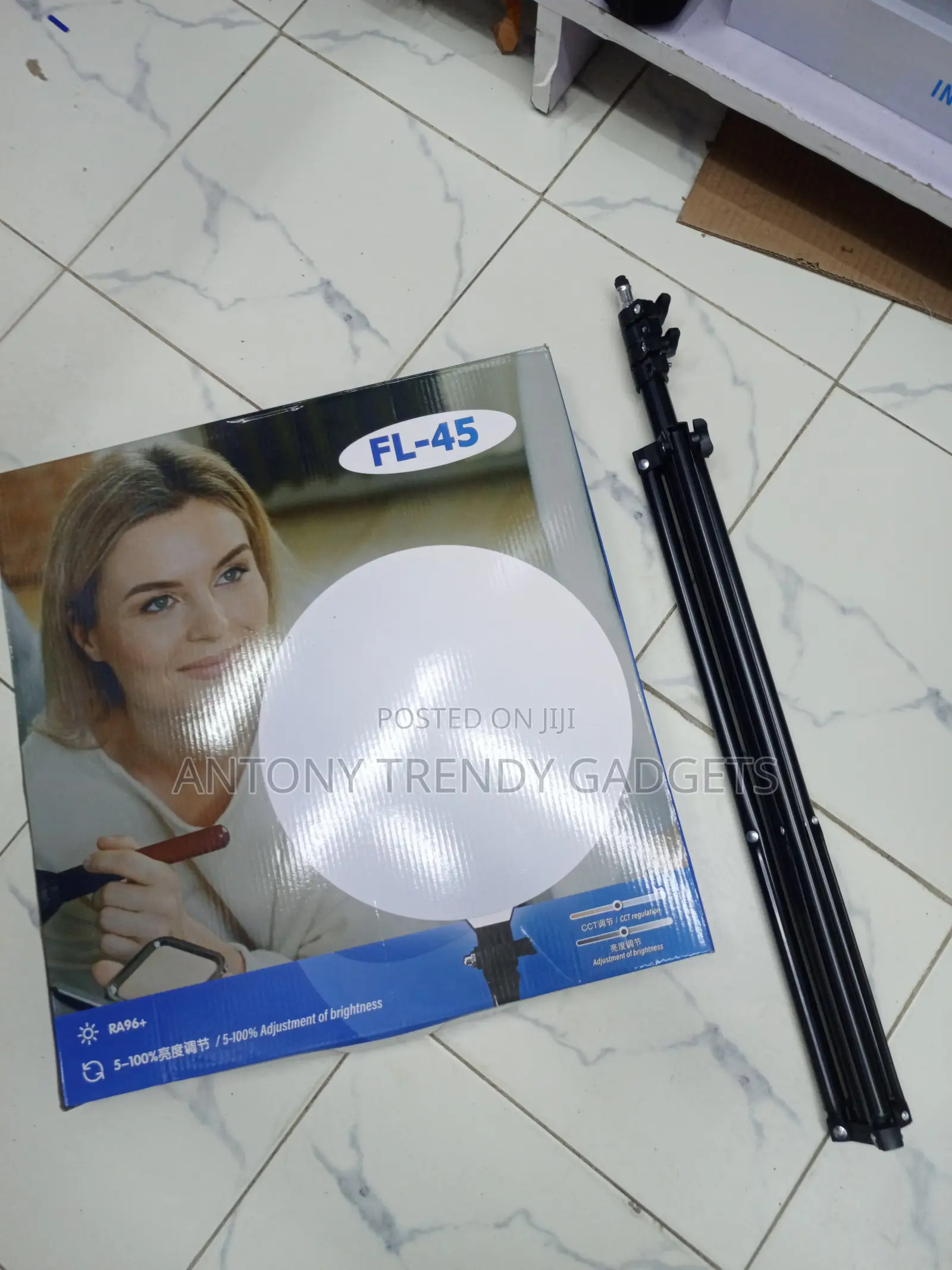 Circular LED Fill Light With Adjustable Color Temperature and Tripod