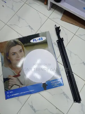 Circular LED Fill Light With Adjustable Color Temperature and Tripod