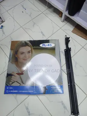 Circular LED Fill Light With Adjustable Color Temperature and Tripod