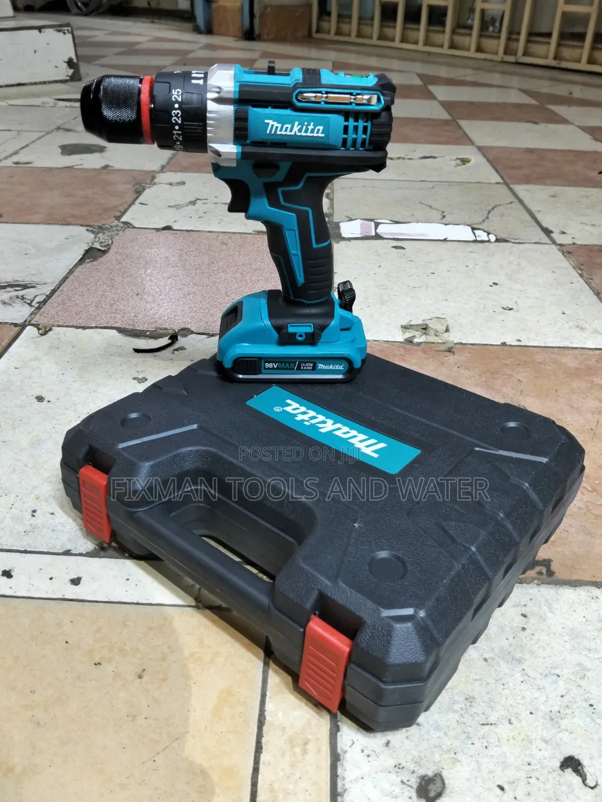 Big Makita Cordless Hammer Drill Set 98V 2 Battery and Charger Metal
