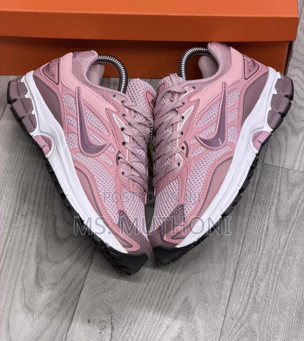 Tonal Pink Mesh Nike Zoom Vomero 5 Sneakers Size 36-420