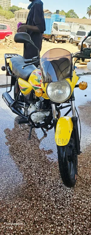 Bajaj Boxer 125 2025 Yellow