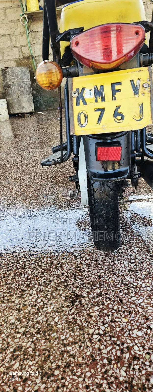 Bajaj Boxer 125 2025 Yellow