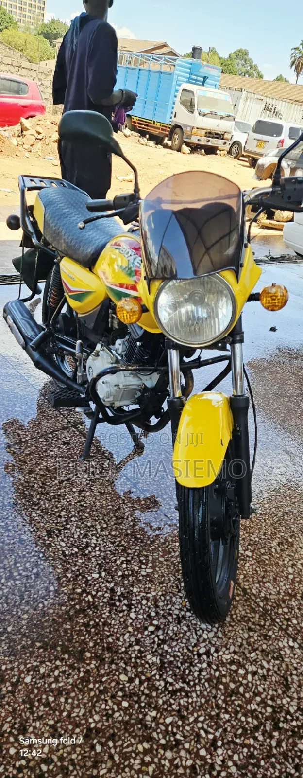 Bajaj Boxer 125 2025 Yellow