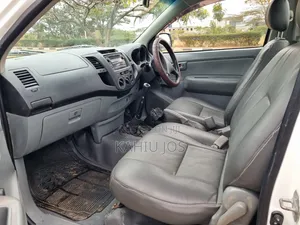 Toyota Hilux 2010 White