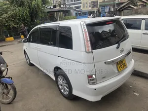 Toyota ISIS 2013 White