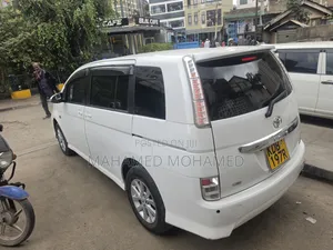 Toyota ISIS 2014 White