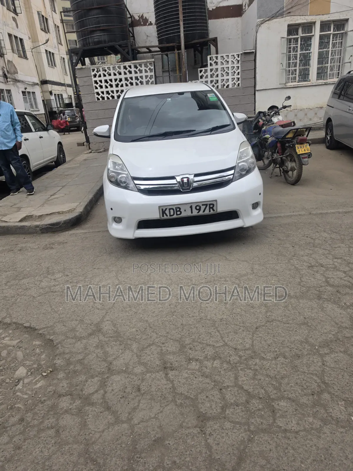 Toyota ISIS 2014 White
