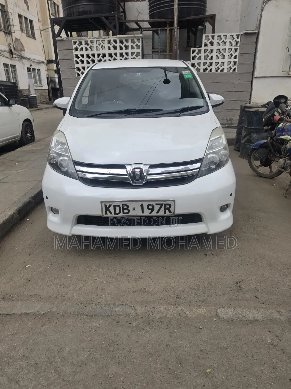 Toyota ISIS 2014 White