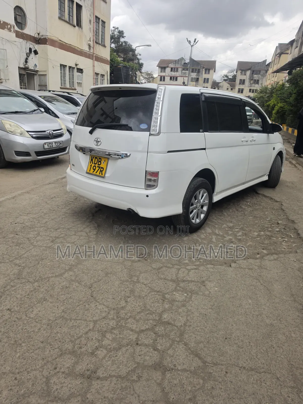 Toyota ISIS 2014 White