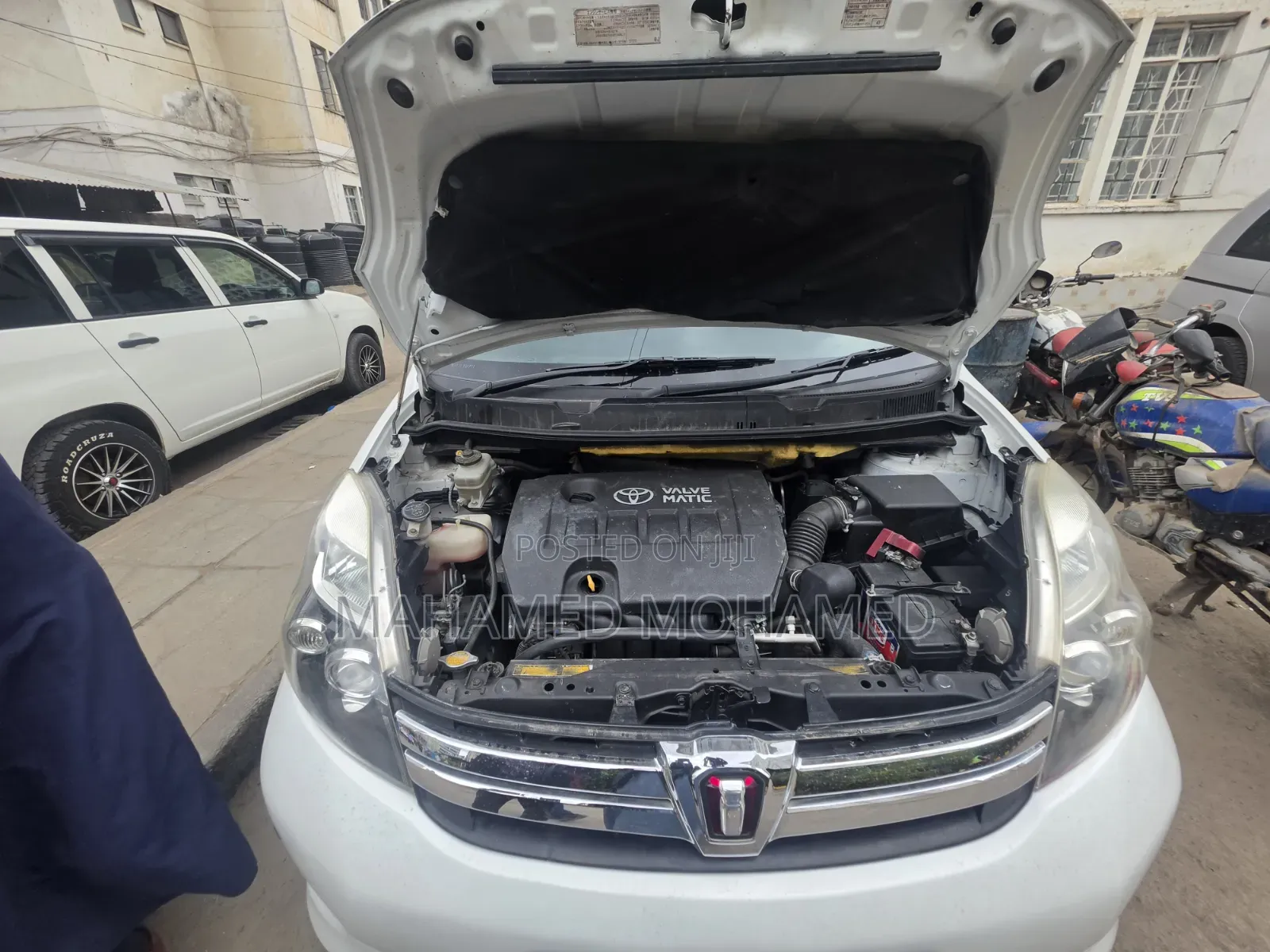 Toyota ISIS 2014 White