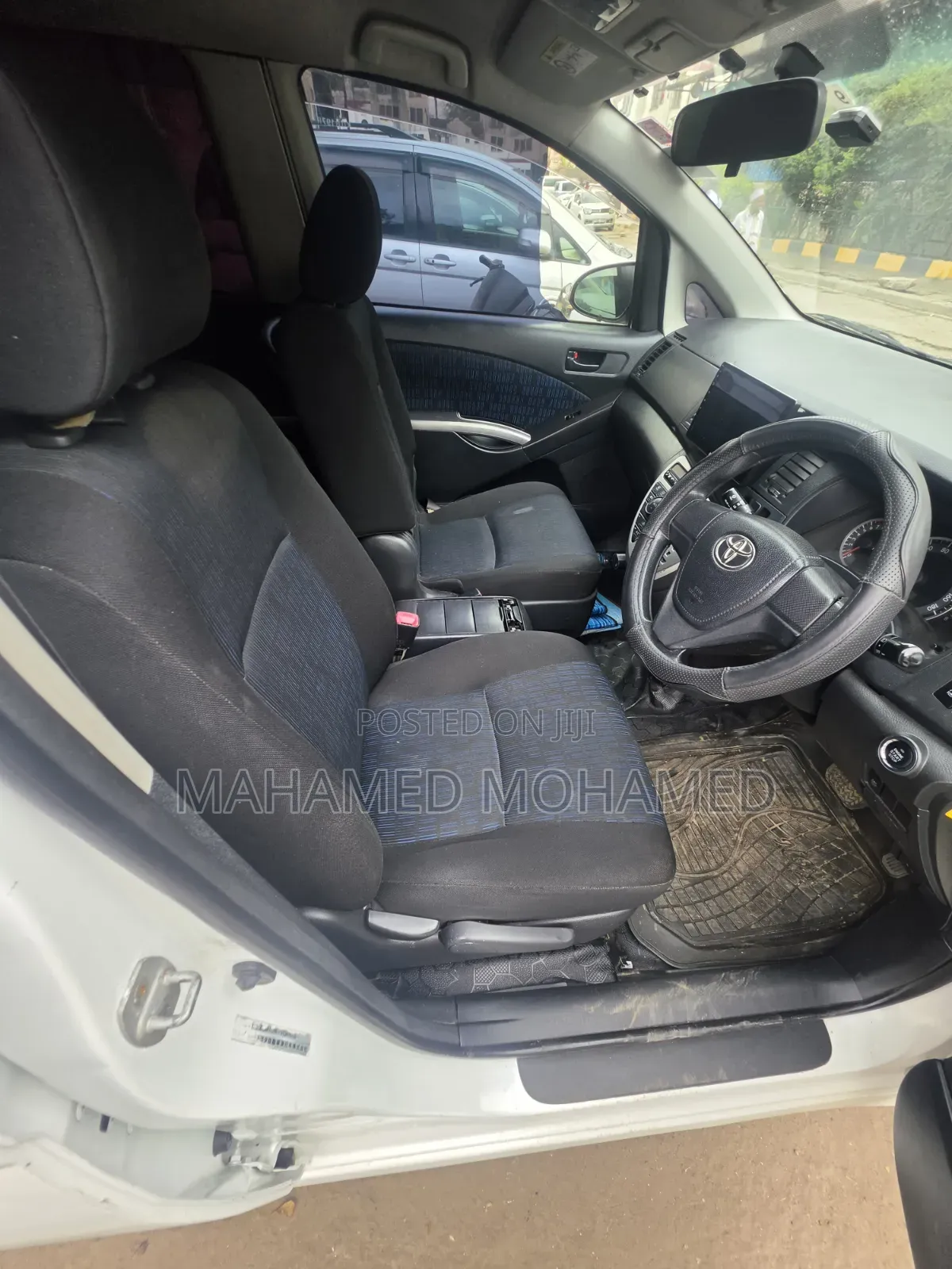 Toyota ISIS 2014 White