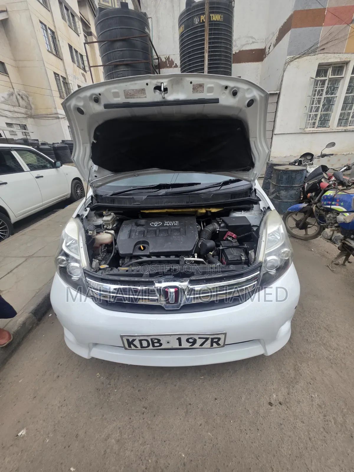 Toyota ISIS 2014 White