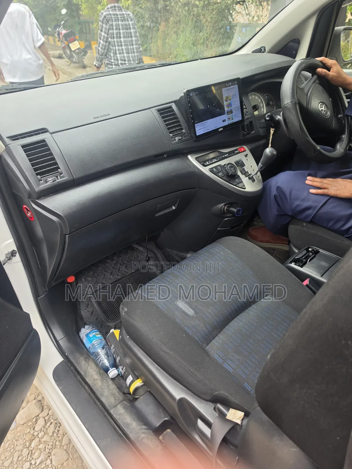 Toyota ISIS 2014 White
