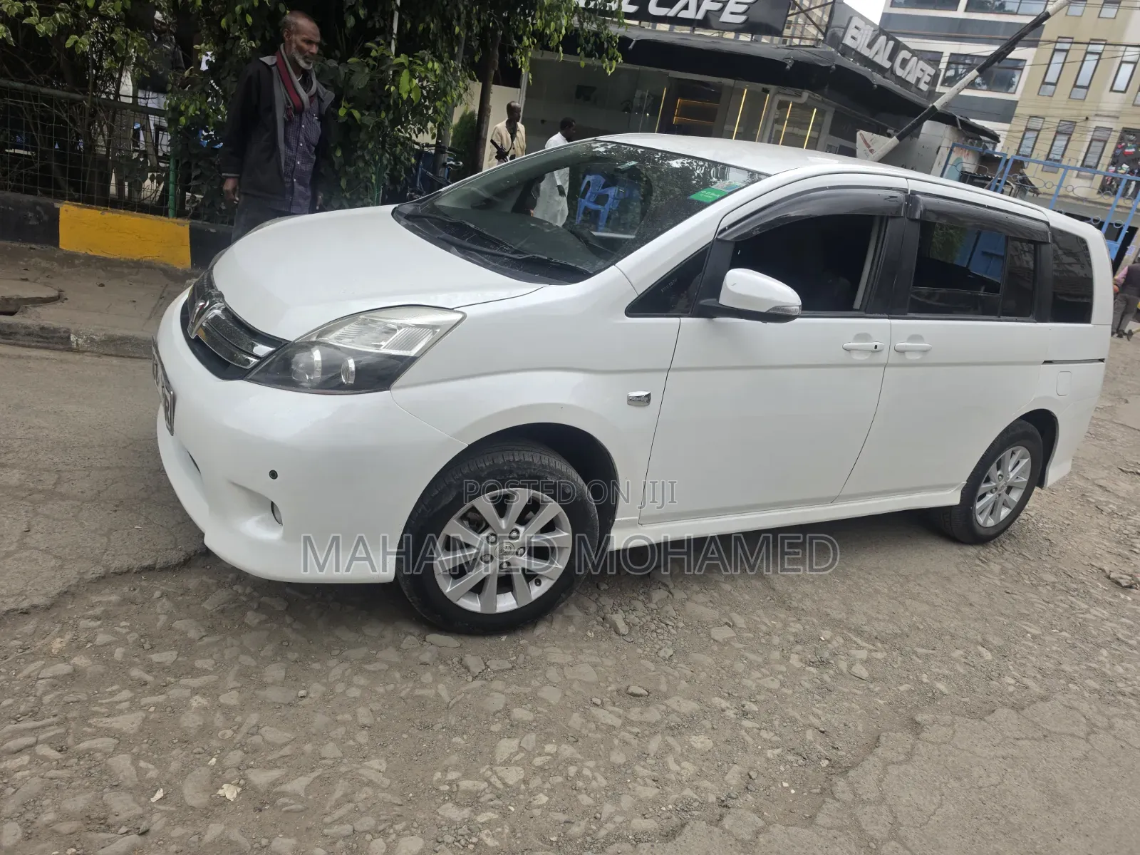 Toyota ISIS 2014 White
