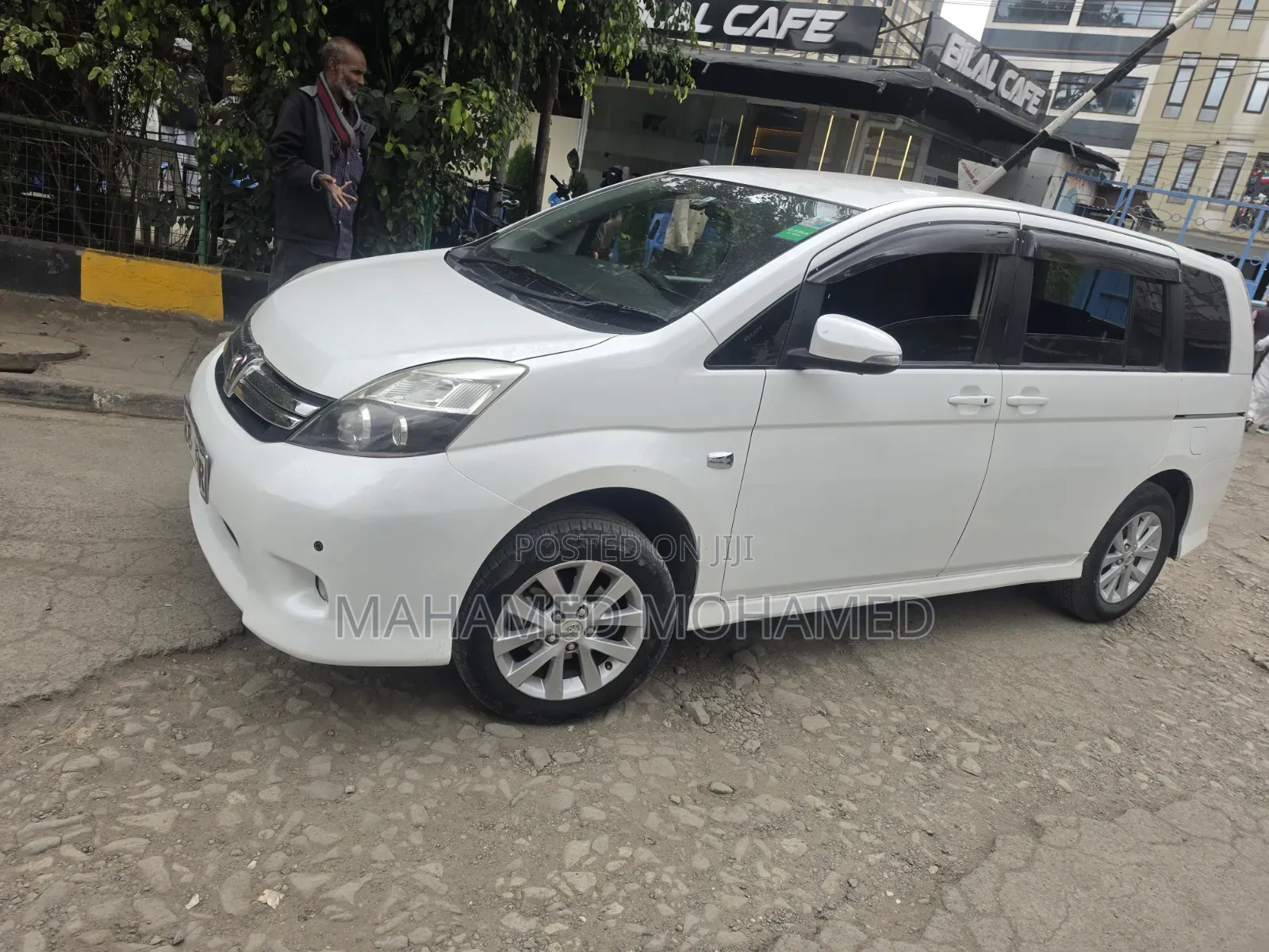 Toyota ISIS 2014 White
