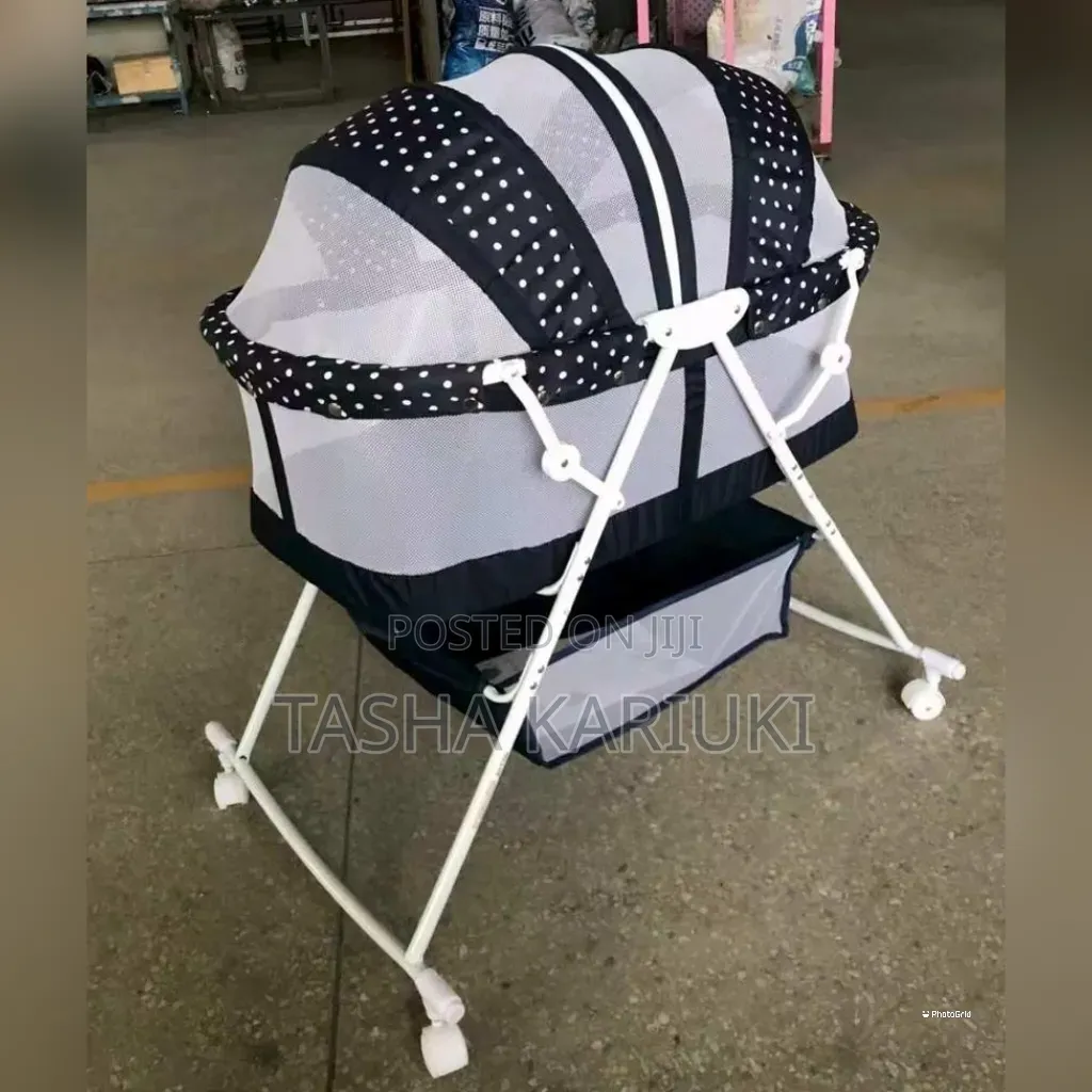 🛏 Portable Newborn Bassinet – Lightweight & Convenient