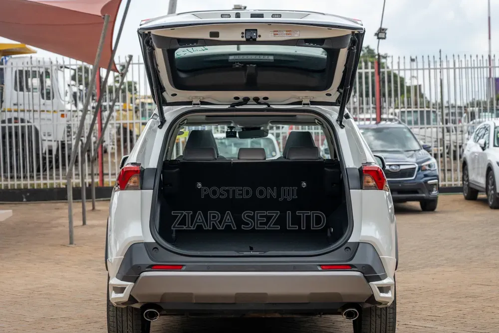 Toyota RAV4 2021 White