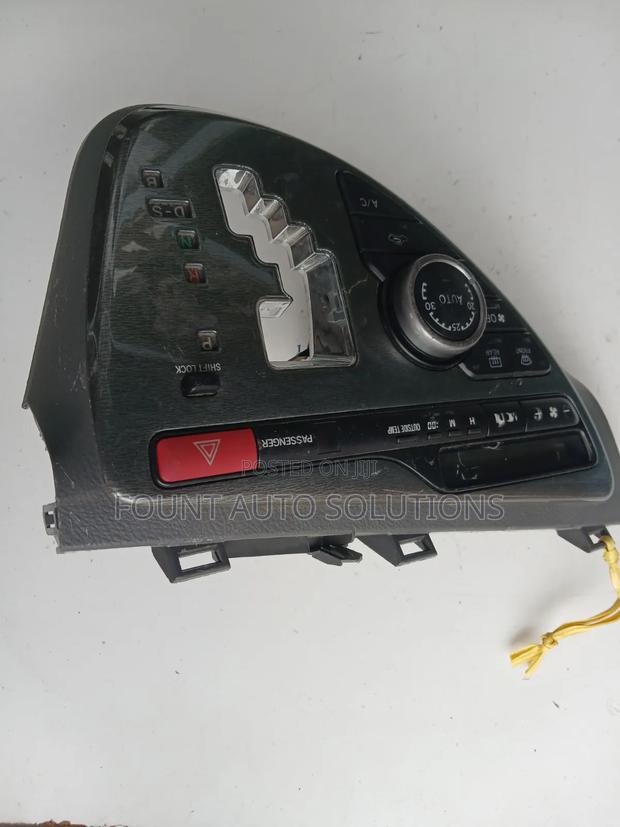 A/C Control Panel Toyota Isis 2005