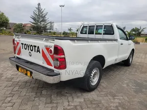 Toyota Hilux 2010 White