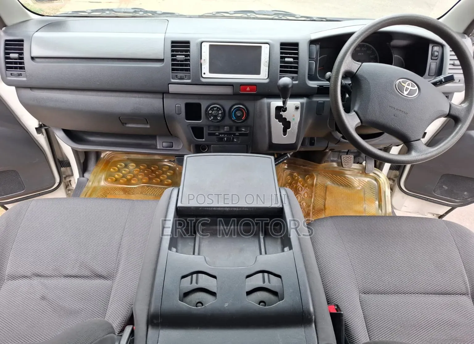 Toyota HiAce 2013 White
