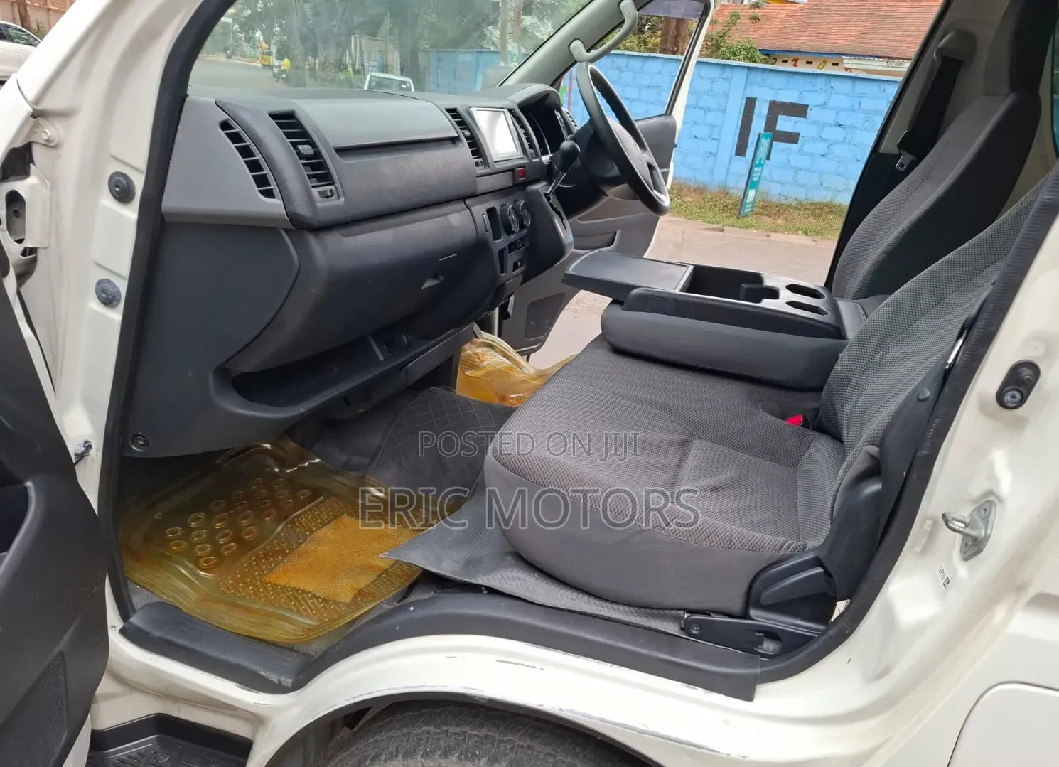 Toyota HiAce 2013 White