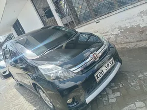 Toyota ISIS 2013 Black