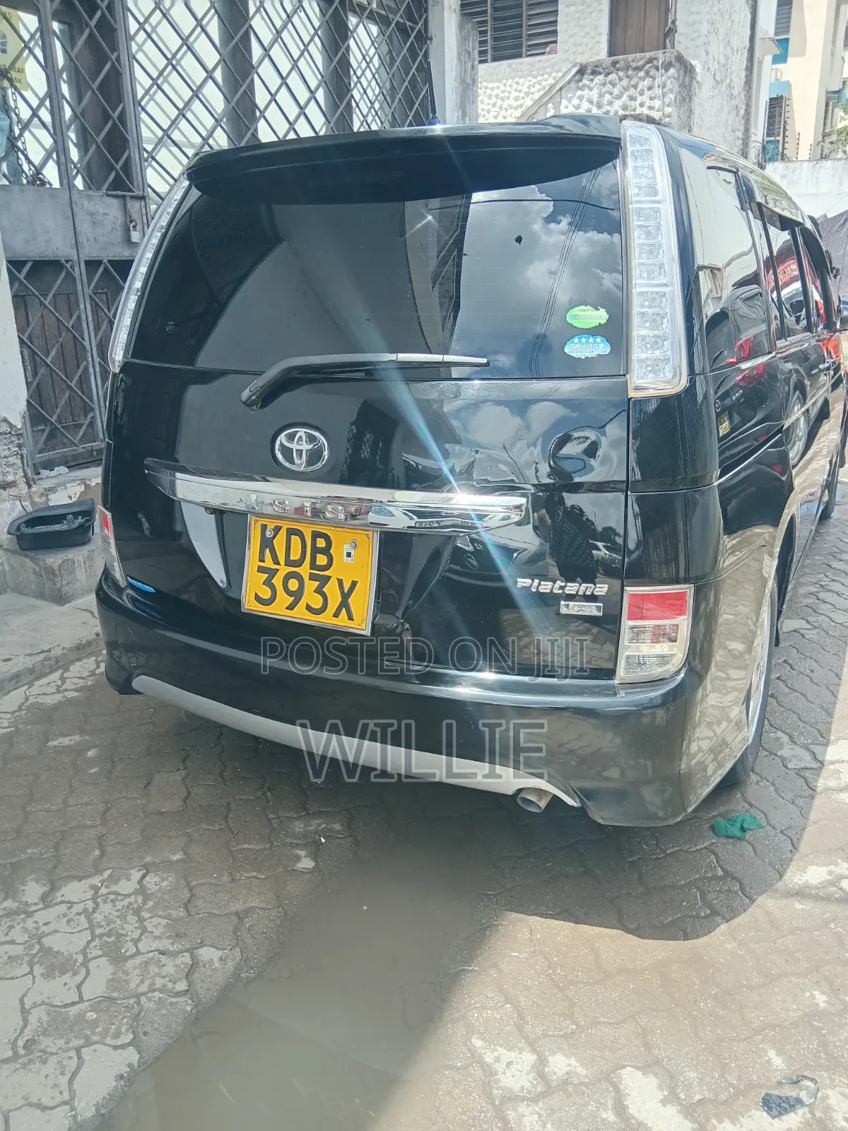 Toyota ISIS 2013 Black