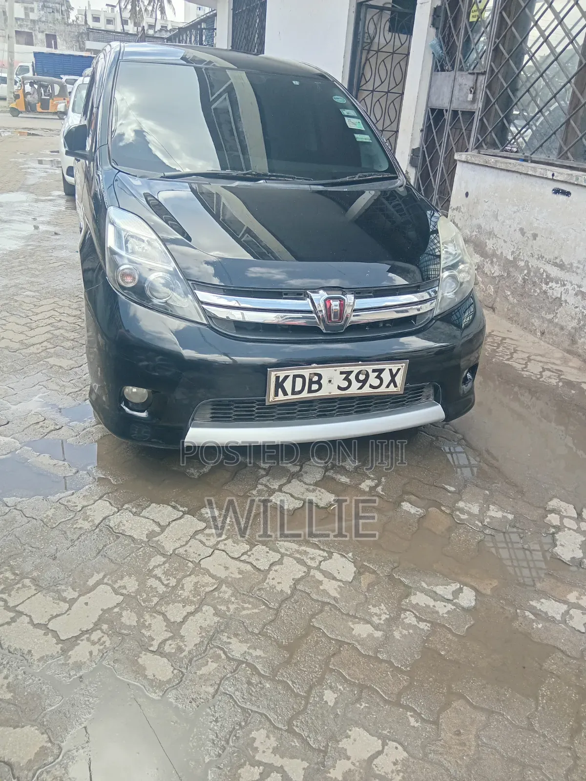 Toyota ISIS 2013 Black