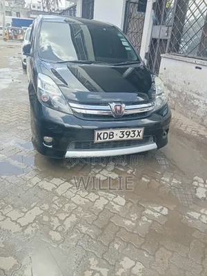 Toyota ISIS 2013 Black