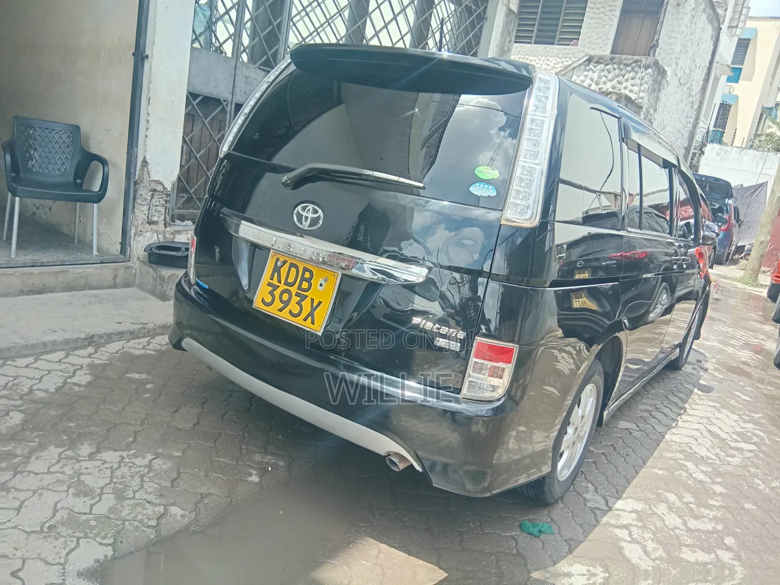 Toyota ISIS 2013 Black