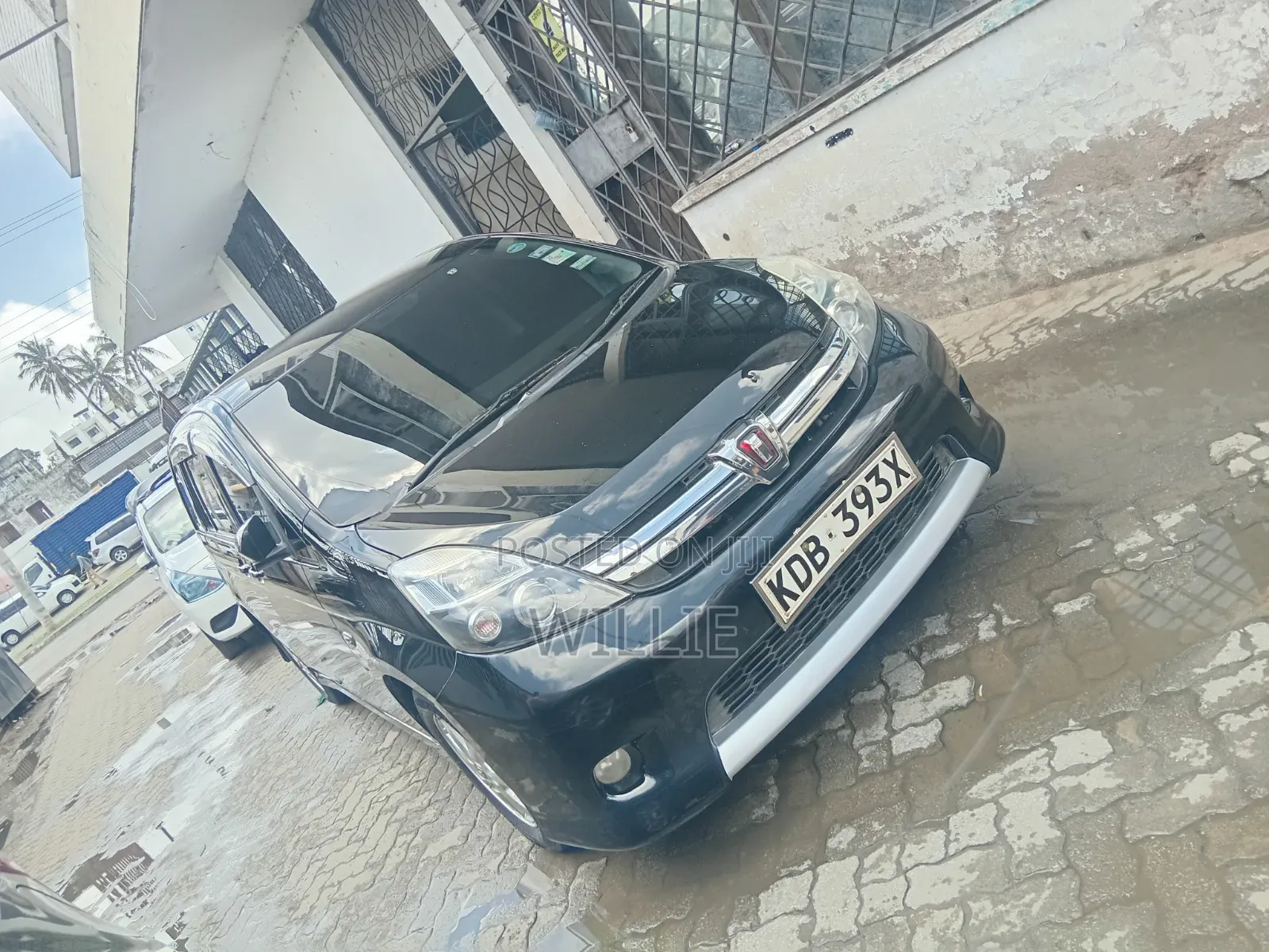 Toyota ISIS 2013 Black