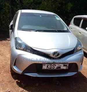 Toyota Vitz 2017 Silver