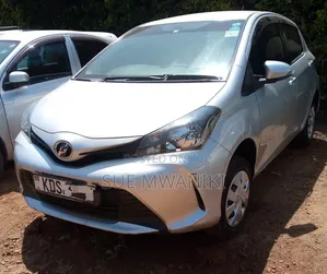 Toyota Vitz 2017 Silver