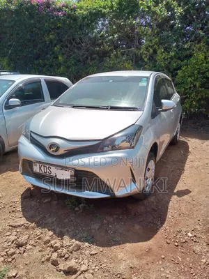 Toyota Vitz 2017 Silver