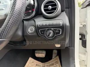 Mercedes-Benz C200 2019 Pearl