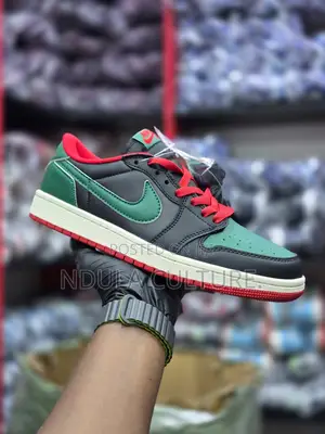 Jordan 1 Low OG in "Black and Gorge Green