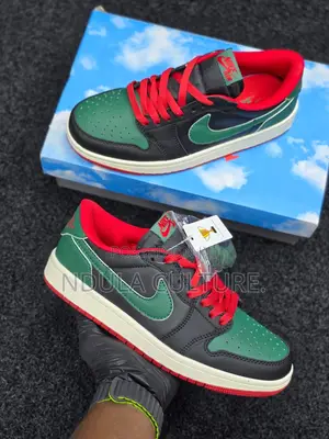 Jordan 1 Low OG in "Black and Gorge Green