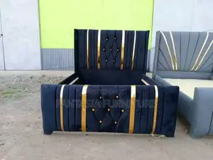 5x6 Black Golden-Ribbed Tufted Chester Bed