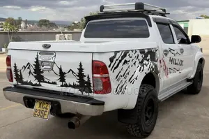Toyota Hilux 2.5 D-4D 4X4 SRX 2012 White