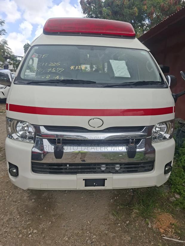 Toyota HiAce 2019 White